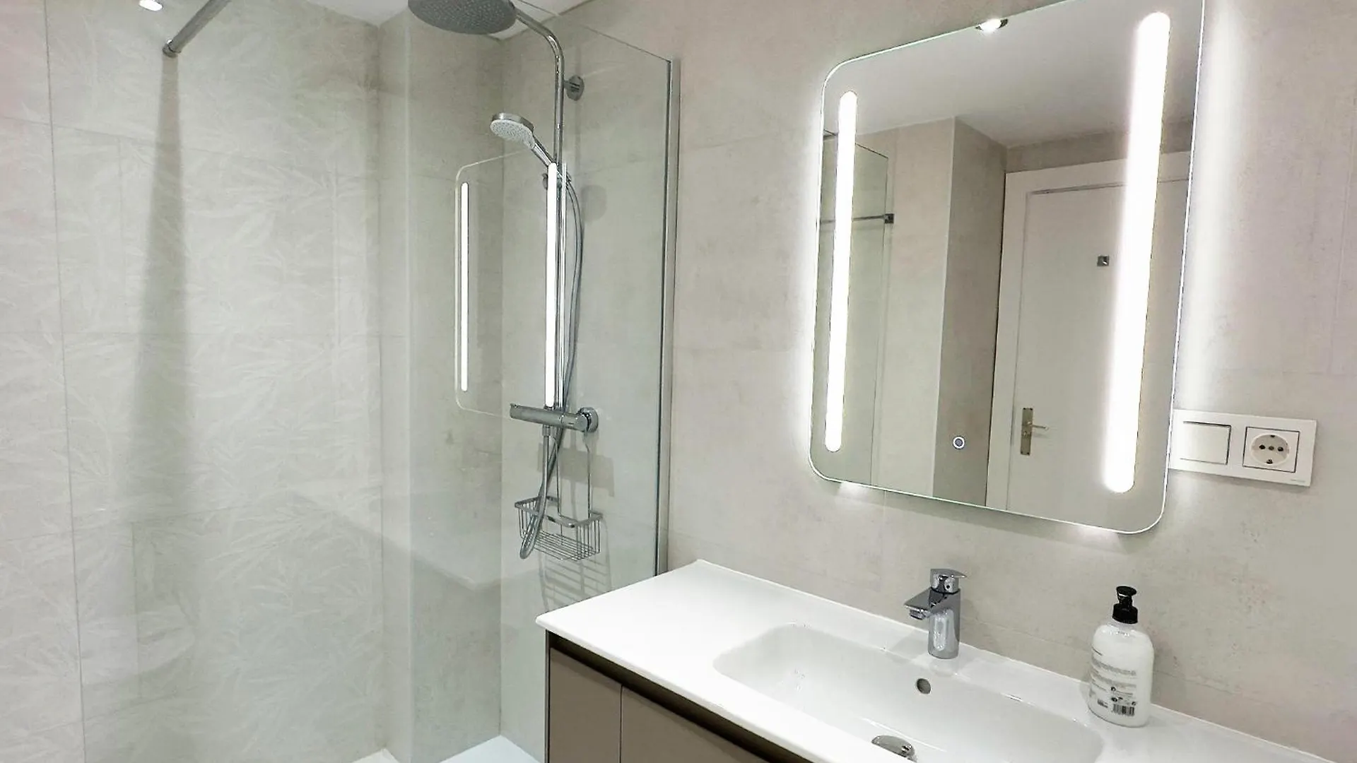 Central Two Bedroom Apartment On The Second Line Of The Beach In Marbella. 0*, マルベーリャ スペイン